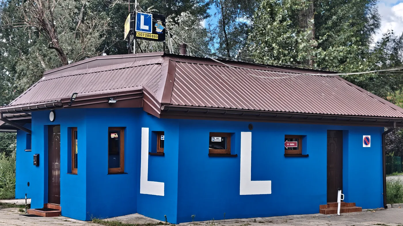 Budynek Auto Szkoły Grześ na Gocławiu