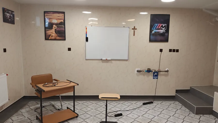 Sala wykładowa z tablicą, zajęcia teoretyczne